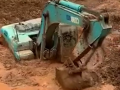 這個(gè)挖掘機(jī)真的厲害了，居然掉進(jìn)了泥坑里，還在泥坑里面轉(zhuǎn)圈圈！ (280播放)