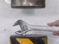 測(cè)試！扳手有多硬？用液壓機(jī)壓一下會(huì)怎樣 (202播放)