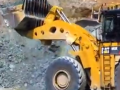 礦場(chǎng)鏟車(chē)如何操作，這裝載能和挖掘機(jī)比嗎 (452播放)