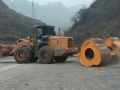 裝載機(jī)拉的沖擊碾壓機(jī)，如此簡單裝載機(jī)拉的沖擊碾壓機(jī) (180播放)