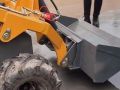 滑移鏟車標(biāo)配帶快換裝置 能進(jìn)入電梯的小裝載機(jī) (315播放)