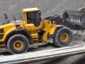 輪式裝載機在采石場為卡車裝沙石 (260播放)