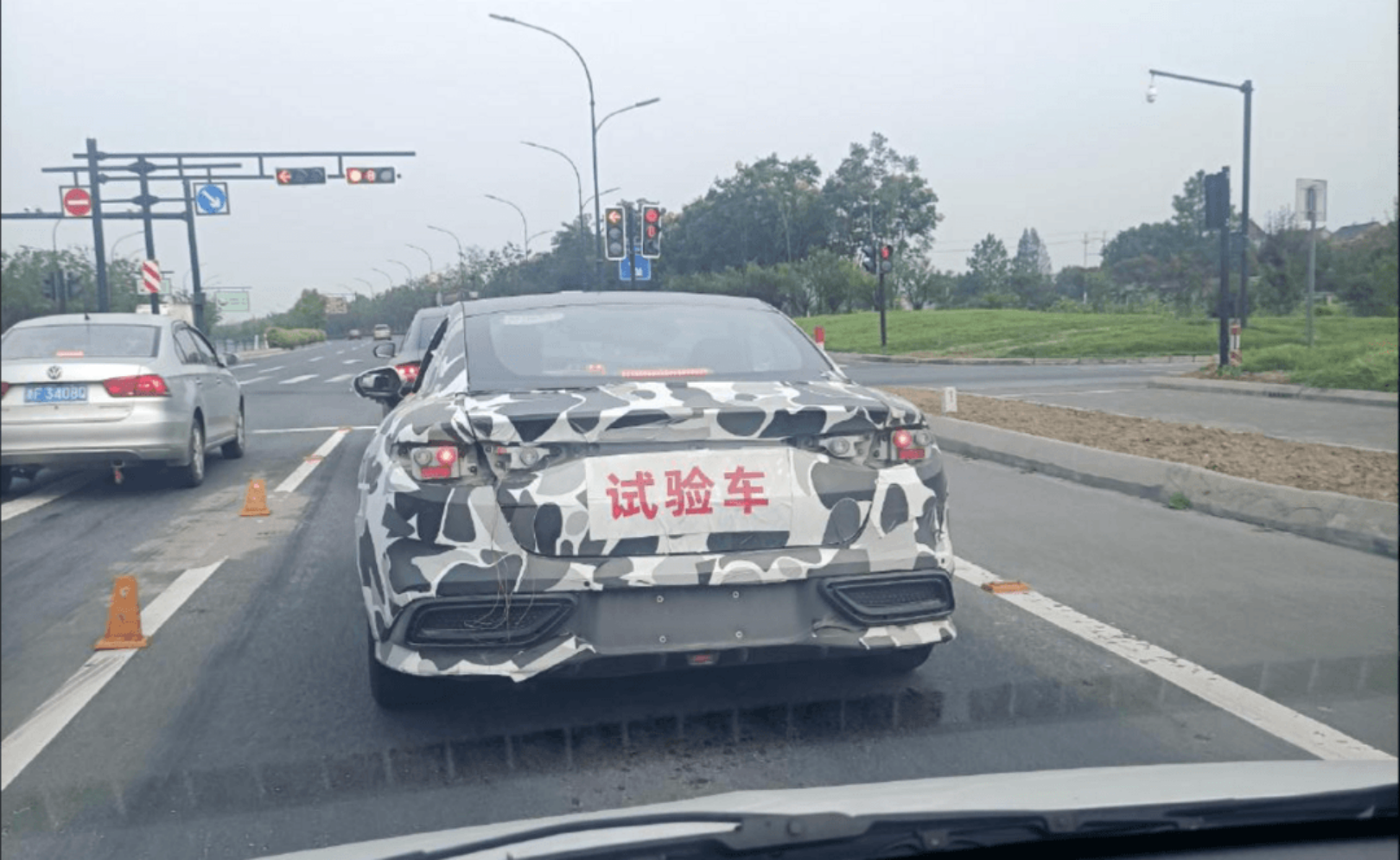 哪吒雙門轎跑諜照曝光，山海平臺(tái)第二款車