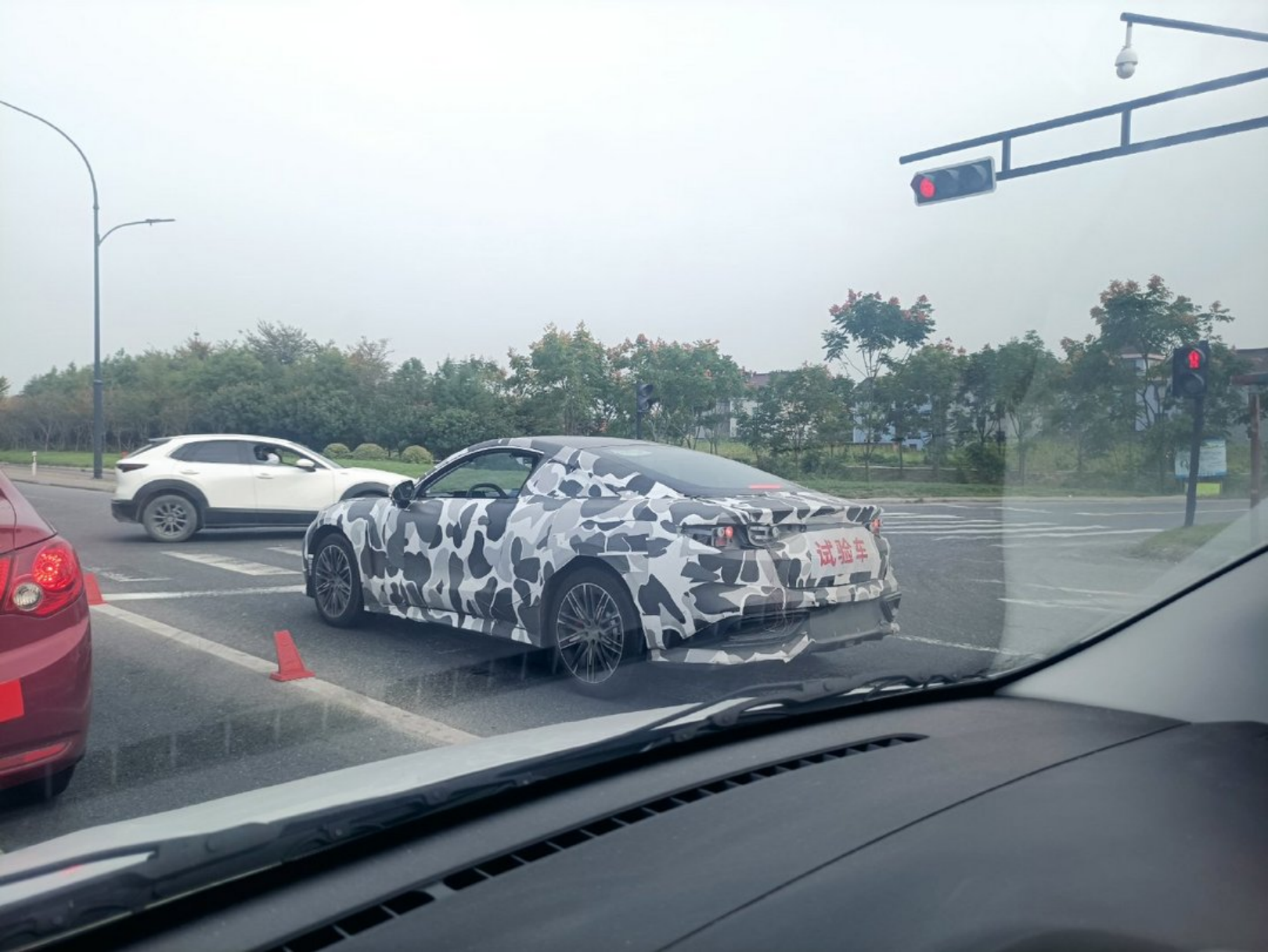 哪吒雙門轎跑諜照曝光，山海平臺(tái)第二款車