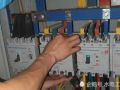 兩位電工師傅在總配電房配電柜上面更換空氣開(kāi)關(guān)全過(guò)程 (521播放)