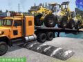 玩具工程車故事動(dòng)畫，平板卡車載著3臺(tái)裝載機(jī)過水坑，又被卡住了 (364播放)